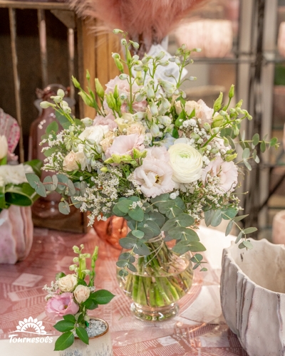 Bouquet de mariage pastel en vase, création florale Tournesols présentée au salon du mariage de Charleroi 2026.